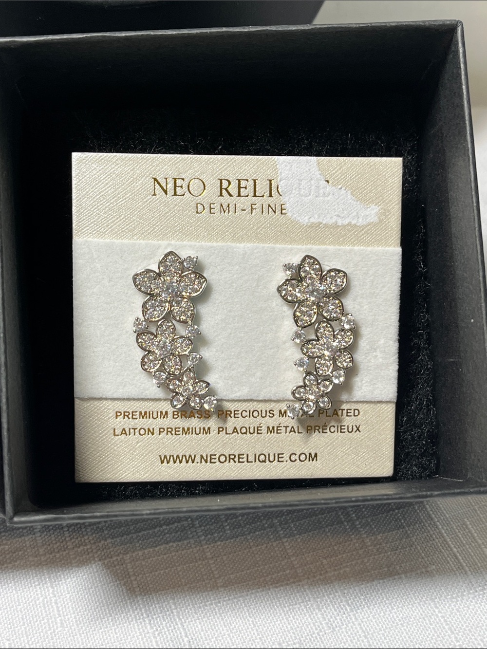 New!!
Silver Floral Crystal Earrings
Premium brass, precious metal plated